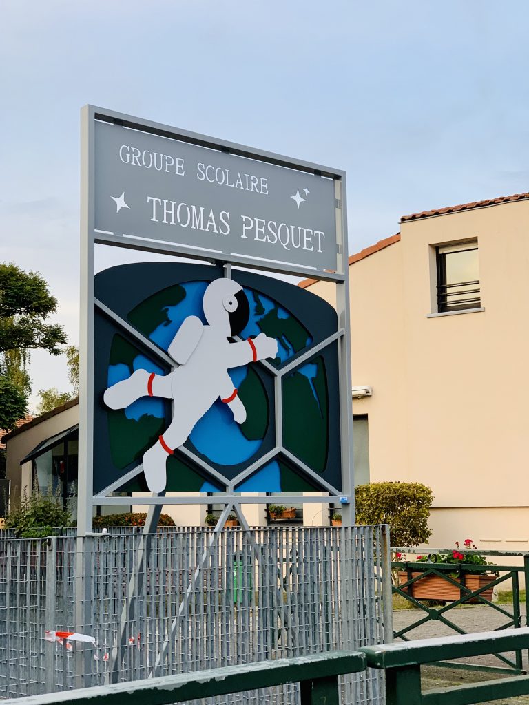 panneau "Groupe scolaire Thomas Pesquet"